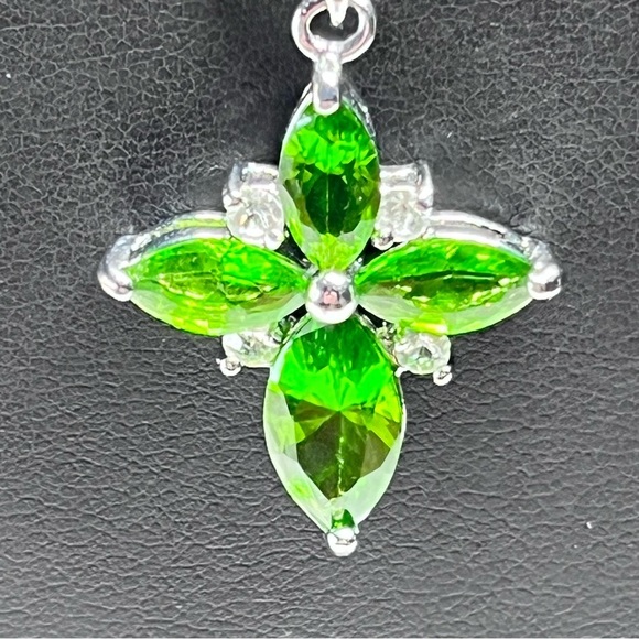 925 Sterling Peridot Green White Crystal Floral Cross Pendant Necklace 21" - Picture 3 of 10